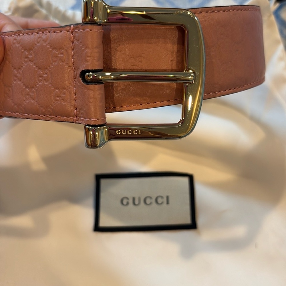 Gucci Blush Leather Belt with Shiny Gold Buckle - Picture 2 of 6